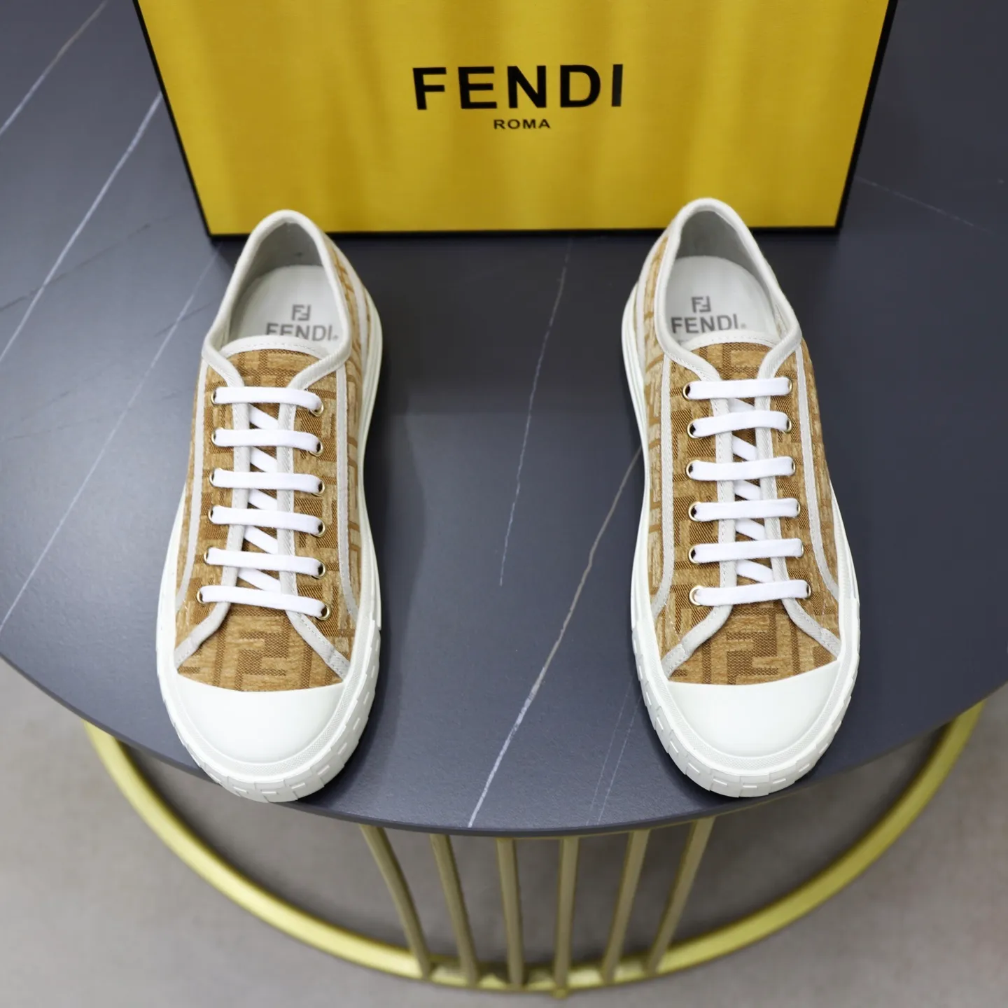 Factory price: 480 original order (couple model) Brand: FENDI Fendi 🙅‍♂️🙅‍♂️🙅‍♂️ Size: Female 35–40, Male 39-44 (45 can be customized) Grade: Official website genuine Material: Imported original LoGO fabric upper Original comfortable lining TPU wear-resistant lightweight outsole Style category: Loafers New trendy shoes Color: actual picture color